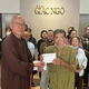Hòa thượng Thích Tâm Viên trao hỗ trợ của bạn đọc đến bệnh nhân nghèo, tại tòa soạn Báo Giác Ngộ