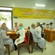 Y bác sĩ khám bệnh cho Ni sinh