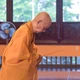 Đức Pháp chủ niêm hương Tam bảo tại chánh điện Việt Nam Quốc Tự