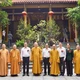 Phái đoàn chụp ảnh lưu niệm trước Trụ sở Trung ương GHPGVN - chùa Quán Sứ
