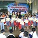 Ban Từ thiện thiền viện Vạn Hạnh trao quà cho học sinh