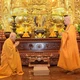 Đại lão Hòa thượng Pháp chủ GHPGVN và Trưởng lão Hòa thượng Thích Minh Thông cử hành tác pháp đối thú Tự tứ theo nghi thức Thượng tọa - Ảnh: Bảo Toàn/BGN