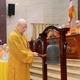 Hòa thượng Trưởng ban Kiến đàn khởi hồi chuông lệnh cho giới tử chính thức thi vấn đáp - Ảnh: Bảo Toàn/BGN