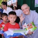 Ni sư Thích nữ Hương Nhũ trao quà cho học sinh vùng cao tỉnh Điện Biên
