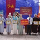 Quỹ học bổng “Cùng em đến trường” trao quà tượng trưng đến đại diện nhà trường