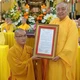 Hòa thượng Thích Minh Nhật trao quyết định bổ nhiệm trụ trì chùa Linh Sơn đến Đại đức Thích Nguyên Thể