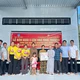 Ni sư Thích nữ Diệu Minh bàn giao nhà đến hộ nghèo