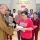 Hòa thượng Thích Tâm Viên trao ủng hộ của bạn đọc đến bệnh nhân nghèo, tại tòa soạn Báo Giác Ngộ