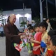Thượng tọa Thích Quảng Tâm trao quà trung thu cho học sinh tại chương trình