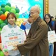 Thượng tọa Thích Thiện Quý trao quà cho các em học sinh khó khăn - Ảnh: H.D