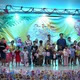 Ban Tổ chức trao quà trung thu cho các em thiếu nhi