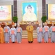 Hòa thượng Thích Lệ Trang, Phó Chủ tịch Hội đồng Trị sự, Trưởng ban Trị sự GHPGVN TP.HCM trao quyết định đến thành viên Phân ban Ni giới TP.HCM - Ảnh: Bảo Toàn/BGN