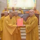 Hòa thượng Thích Lệ Trang, Trưởng ban Trị sự Phật giáo TP.HCM trao quyết định Trưởng ban Văn hóa - Nghi lễ đến Thượng tọa Thích Trí Chơn - Ảnh: Bảo Toàn/BGN