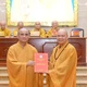 Thượng tọa Thích Thanh Phong, Phó Chủ tịch Hội đồng Trị sự, Phó Trưởng ban Thường trực Ban Trị sự GHPGVN TP.HCM trao quyết định bổ nhiệm đến Thượng tọa Thích Tâm Hải - Ảnh: Bảo Toàn/BGN