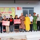 Đại diện địa phương và chùa Hoa Nghiêm, Khải Đoan bàn giao nhà đến hộ nghèo