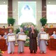 Hòa thượng Thích Lệ Trang, Phó chủ tịch Hội đồng trị sự, Trưởng ban Trị sự GHPGVN TP.HCM trao Bằng tuyên dương công đức đến tập thể Phân ban Ni giới TP.HCM