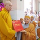 Hòa thượng Thích Nhựt Hỷ trao quyết định bổ nhiệm trụ trì chùa Thích Ca đến Sư cô Thích nữ Nhuận Sáng