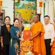 Thứ trưởng Bộ Dân tộc và Tôn giáo Nông Thị Hà cùng các thành viên đoàn tặng quà chúc Tết Chôl Chnăm Thmây 2026 đến chư Tăng tại chùa Candaransi