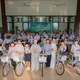 Ni trưởng Thích Nữ Minh Liên, cùng đơn vị tài trợ trao tặng xe đạp đến các em đoàn sinh tại chùa Thiên Chánh