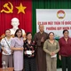 Đại diện các tự viện trên địa bàn P.Quy Nhơn Nam trao quà đến các gia đình diện chính sách