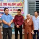 Đại đức Thích Minh Phương thăm hỏi và bàn giao nhà đến hộ gia đình ông Hồ Văn Cường