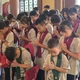 Các em lớp giáo lý Bé học Phật cúi đầu tưởng niệm các anh hùng liệt sĩ tại Đền Bến Dược 