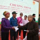 Ni sư Thích Đàm Nhã trao quà đến bà con tại xã Trung Sơn, tỉnh Phú Thọ