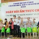 Giám đốc Sở Dân tộc và Tôn giáo TP.HCM Lâm Đình Thắng và ông Hứa Quốc Hưng, Bí thư Đảng ủy, Chủ tịch HĐND xã Củ Chi trao các phần quà ý nghĩa đến người khó khăn trên địa bàn xã 