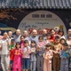 Sư cô Thích nữ Huệ Trí chụp hình kỷ niệm cùng các em