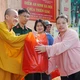 Thượng tọa Thích Đạo Phước, trụ trì chùa Thiền Giác trao quà đến người dân