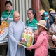 Chùa Hải Vân tặng quà đến người dân địa phương 