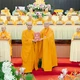 Thượng tọa Thích Đồng Thành, Hiệu trưởng Trường Trung cấp Phật học Nguyên Thiều (Gia Lai) trao bằng tốt nghiệp đến Tăng sinh