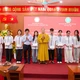 Thượng tọa Thích Minh Thuận cùng đại diện Hội Khuyến học tỉnh Phú Thọ trao học bổng đến các em học sinh