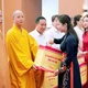 Bà Bùi Thị Minh, Phó Bí thư Tỉnh ủy, Chủ tịch Ủy ban MTTQVN tỉnh Phú Thọ trao quà. vinh danh đến Thượng tọa Thích Minh Nghiêm, Trưởng ban Trị sự GHPGVN tỉnh Phú Thọ - Ảnh: Từ Hiệp