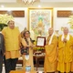 Hiệu trưởng kiêm Chủ tịch Đại học Swami Vivekananda Subharti trao “Giải thưởng Người thắp sáng diệu pháp toàn cầu” đến Thượng tọa Thích Thanh Phong tại tổ đình Vĩnh Nghiêm