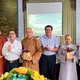 Ban Tổ chức đã trao tặng cây xanh đến các đại diện, hưởng ứng phong trào “Thành phố muôn sắc hoa”