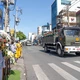 Chư Tăng và Phật tử chùa Bửu Đà cầm hoa trắng tiễn đưa 731 liệt sĩ về nơi an nghỉ tại Nghĩa trang Liệt sĩ Thành phố - Ảnh: Gia Huy