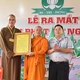 Đại đức Thích Hải Nguyện, Trưởng ban Hoằng pháp và Hướng dẫn Phật tử tỉnh Đắk Lắk trao quyết định thành lập Gia đình Phật tử Ngọc Nhiên đến Đại đức Thích Giác Thăng 