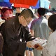 Chư Tăng tu viện Khánh An trao tặng suất cơm chay yêu thương