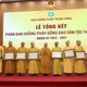 Thượng tọa Thích Chiếu Tuệ trao Bằng tuyên dương công đức của Ban Hoằng pháp Trung ương đến Phân ban Hoằng pháp Đồng bào dân tộc thiểu số