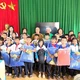Đoàn trao tặng 100 phần quà đến các em học sinh Trường Tiểu học Lê Đình Chinh