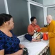 Bệnh nhân ấm lòng khi nhận được sự quan tâm từ Hòa thượng Thích Duy Trấn, trụ trì chùa Liên Hoa