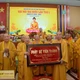 Trưởng lão Hòa thượng Thích Thiện Nhơn tặng khánh vàng đến Thượng tọa Thích Giác Nghi, tân Trưởng ban Trị sự