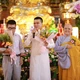 Nụ cười rạng rỡ của Ni sư Thích nữ Hương Nhũ bên cạnh người Phật tử khiếm thị đang cất tiếng hát nhớ về mẹ trong mùa Vu lan - Ảnh: Thiên Quang