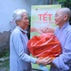 Ni sư Thích nữ Huệ Dâng tặng quà Tết đến bà con tại P.Bình Thạnh (TP.HCM)