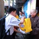 Đại đức Thích Trí Đức, trụ trì chùa Giác Hoằng tặng quà Tết đến các em học sinh