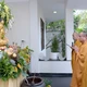 Quý thầy trước tôn tượng Đức Thế Tôn sơ sinh tại sảnh trụ sở tòa soạn Báo Giác Ngộ (P.Xuân Hòa, TP.HCM) - Ảnh: Bảo Toàn/BGN