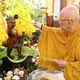 Trưởng lão Hòa thượng Thích Như Niệm thực hiện nghi thức Tắm Phật