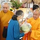 Thượng tọa Thích Từ Trí, viện chủ chùa Giác Tánh trao quà đến người khiếm thị có hoàn cảnh khó khăn