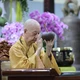 Đại lão Hòa thượng Viện trưởng thọ trai cùng đại chúng trong khóa tu Ngày an lạc kỳ 3 ở Học viện Phật giáo VN tại TP.HCM - Ảnh: Nhân Hòa